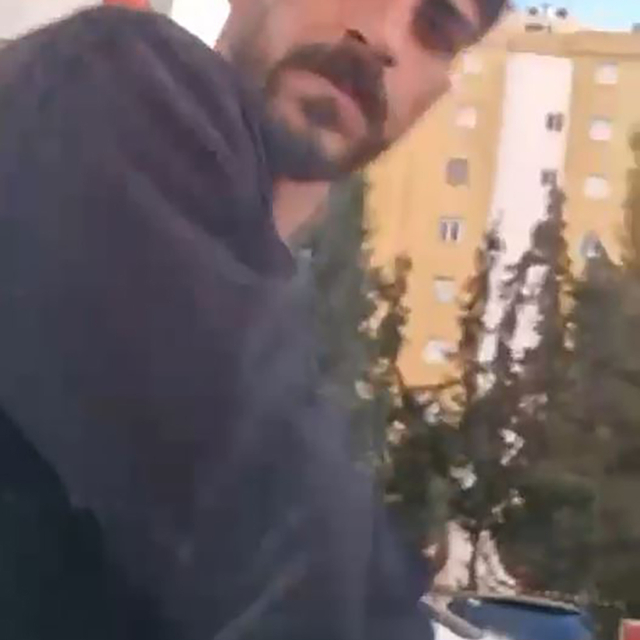 Trafikte tartıştıkları sürücünün önünü kesip, aracın camını yumruklayan 2 ş...