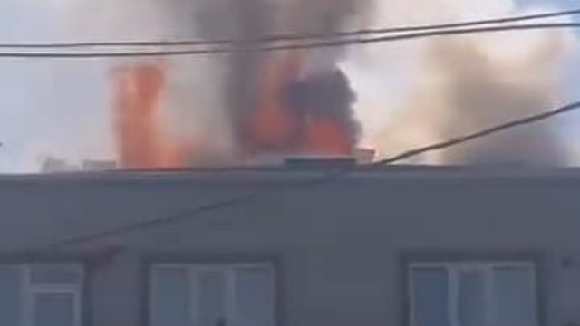 3 katlı apartmanın çatısı alev alev yandı