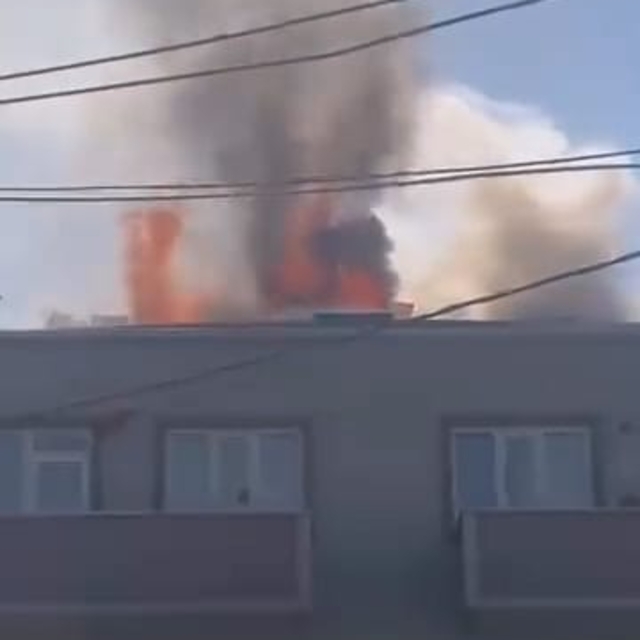 3 katlı apartmanın çatısı alev alev yandı