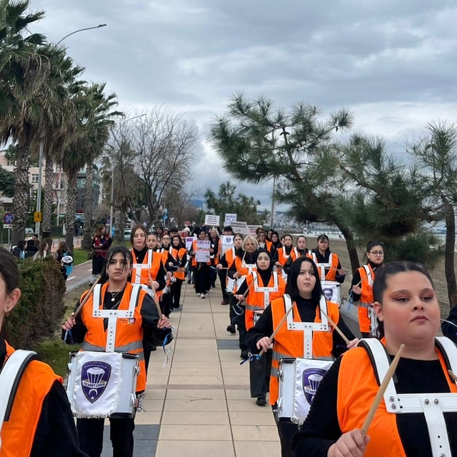 Samsun'da LÖSEV "Umudumuz Kadın Dayanışması" yürüyüşü gerçekleştirdi