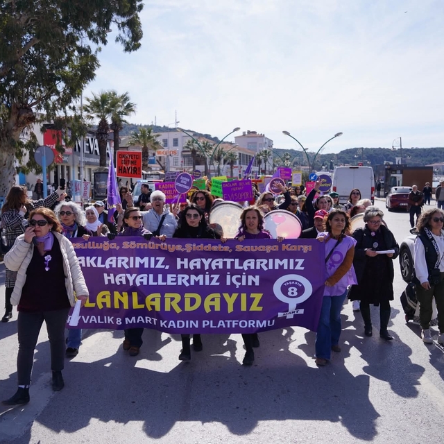 Ayvalık'ta 8 Mart yürüyüşüne yoğun katılım