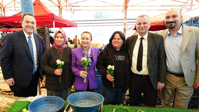 Başkan Dutlulu'dan 8 Mart'a çiçekli kutlama