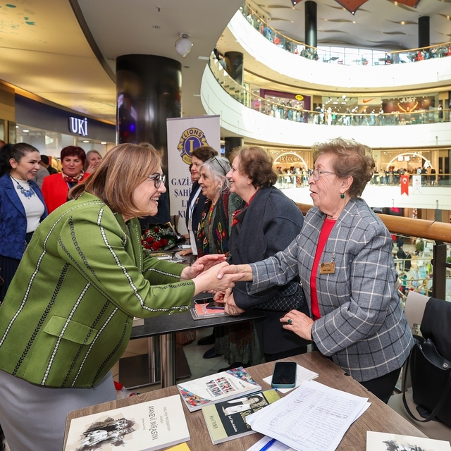 Gaziantep Büyükşehir'de 8 Mart buluşması
Başkan Fatma Şahin kadın çalışanla...