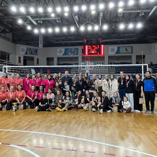 Manisa'da "Evinin Sultanları" 8 Mart'ta parkeye indi