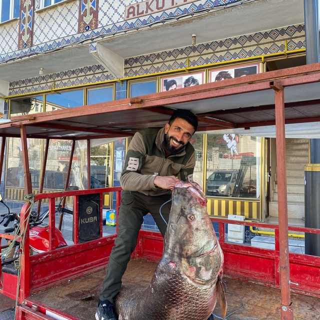 Çüngüş'te 100 kiloluk turna balığı yakalandı