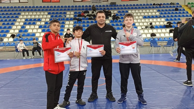 Erzincanlı yıldız güreşçilerden Rize'de üç şampiyonluk