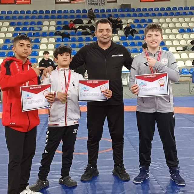 Erzincanlı yıldız güreşçilerden Rize'de üç şampiyonluk