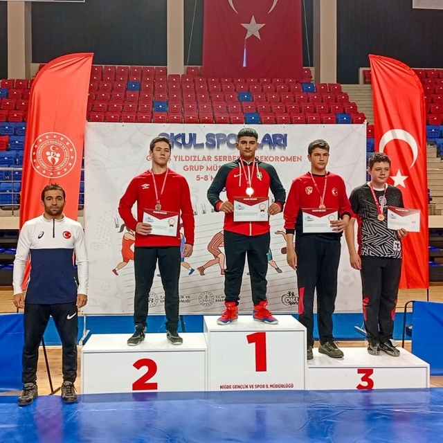 Manavgat Belediyesi Güreş Kulübü sporcuları, Niğde'den derecelerle döndü