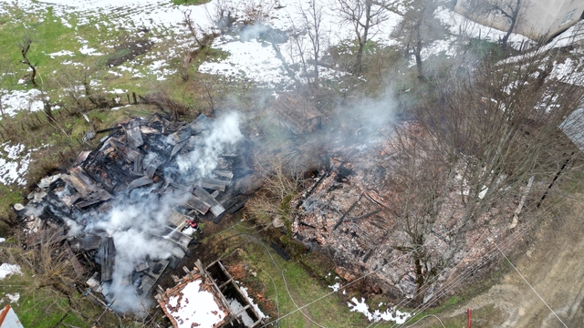 Kastamonu'da 2 ev ve bir ambar alev alev yandı