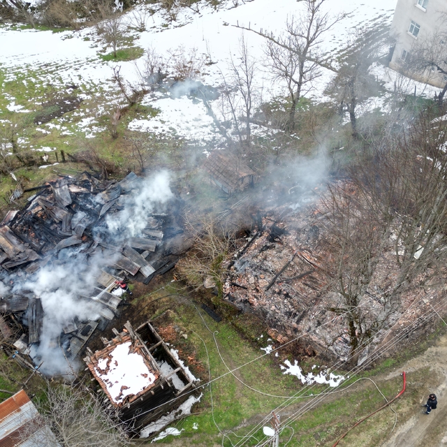 Kastamonu'da 2 ev ve bir ambar alev alev yandı