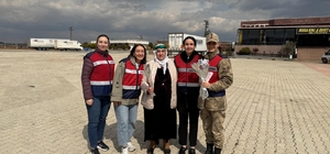 Mardin'de jandarma kadın sürücüleri karanfille karşıladı, KADES'i anlattı