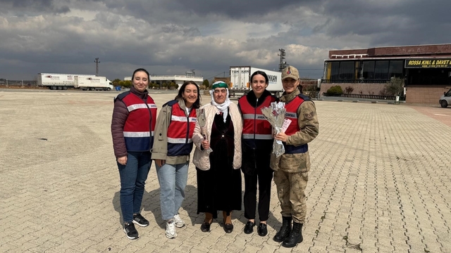 Mardin'de jandarma kadın sürücüleri karanfille karşıladı, KADES'i anlattı