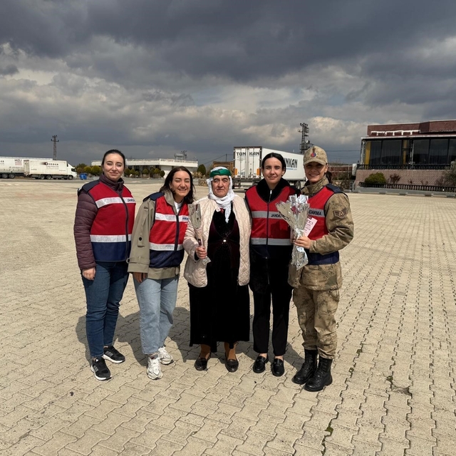 Mardin'de jandarma kadın sürücüleri karanfille karşıladı, KADES'i anlattı