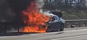 Otoyolda otomobil alev alev yandı