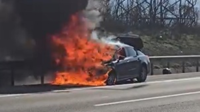 Otoyolda otomobil alev alev yandı