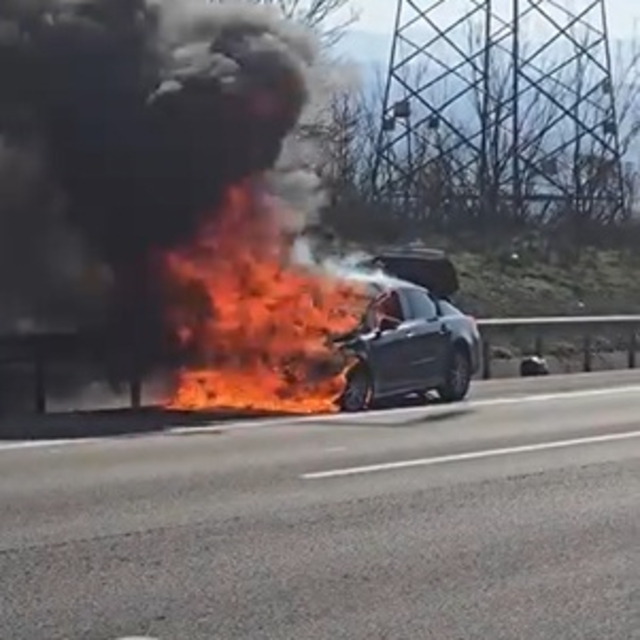 Otoyolda otomobil alev alev yandı