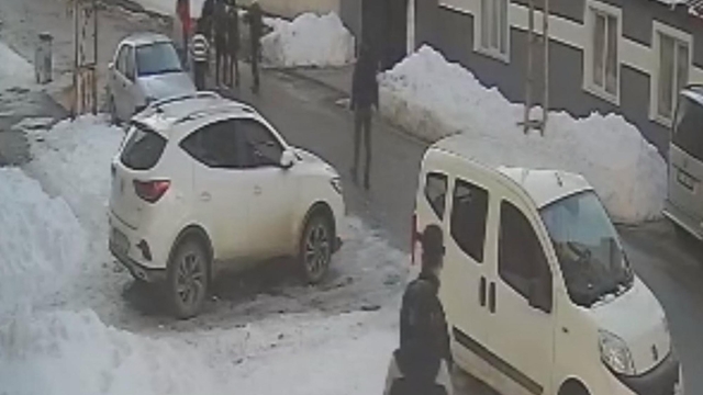 Kars'ta iftara dakikalar kala sokak kavgası: 2 yaralı