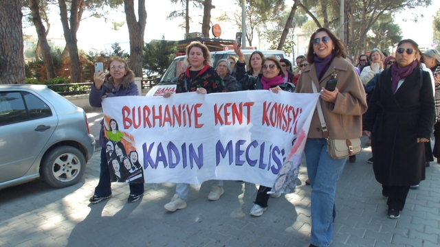 Burhaniye'de sazlı sözlü Kadınlar Günü kutlaması