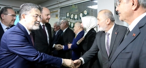 Bakan Yumaklı, huzurevindeki kadınların 8 Mart Dünya Kadınlar Günü'nü kutladı