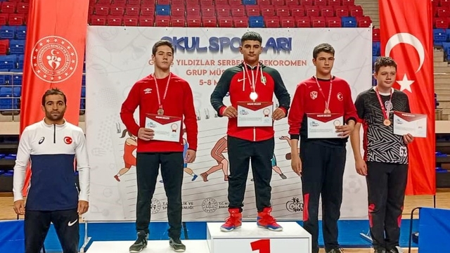 Manavgat Belediyesi Güreş Kulübü sporcuları, Niğde'den derecelerle döndü