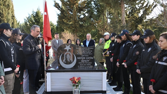 Edirne'de kadın polisler, şehit meslektaşlarını 8 Mart nedeniyle kabri başında andı