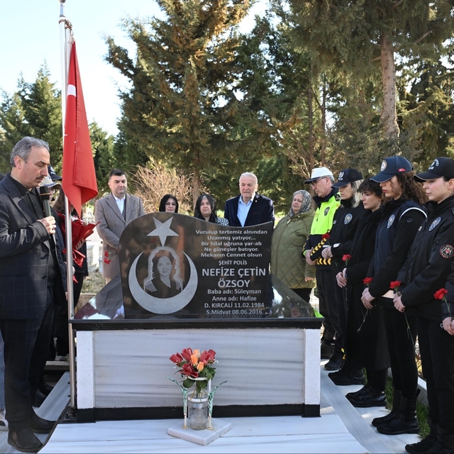 Edirne'de kadın polisler, şehit meslektaşlarını 8 Mart nedeniyle kabri başı...