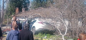 Aydın'da otomobil ağaçlara çarptı: 2 ölü, 1 yaralı