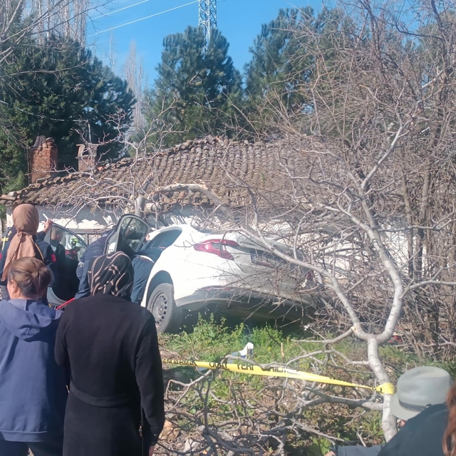 Aydın'da otomobil ağaçlara çarptı: 2 ölü, 1 yaralı