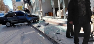 Elazığ’da otomobil, mobilya mağazasına girdi