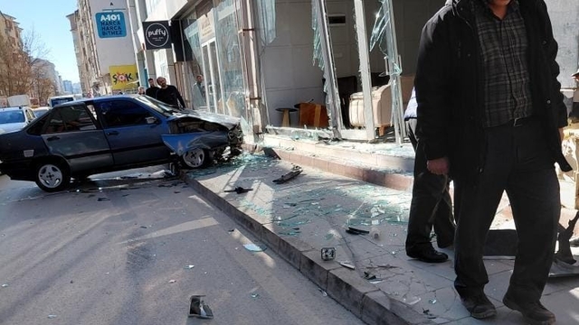 Elazığ'da otomobil, mobilya mağazasına girdi