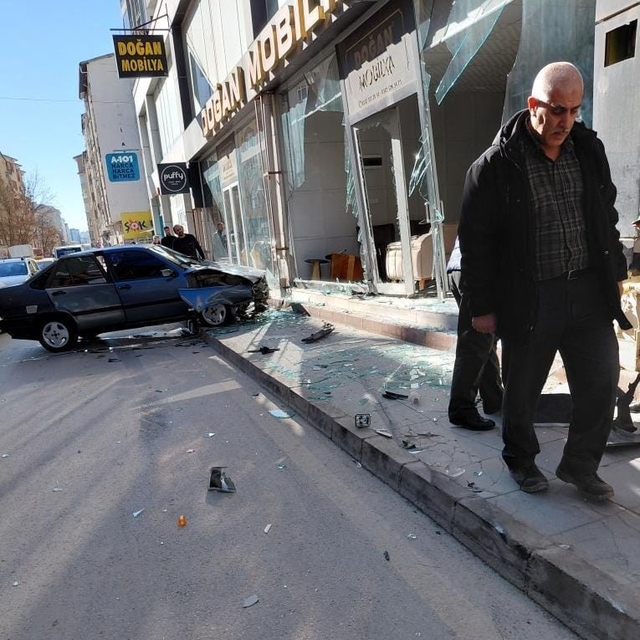 Elazığ'da otomobil, mobilya mağazasına girdi