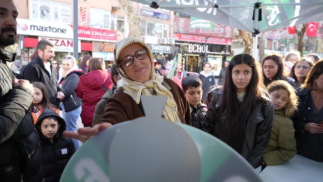 Kocaelispor'dan Kadınlar Günü'nde hediye çarkı etkinliği