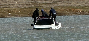 Otomobille girdikleri gölde mahsur kaldılar