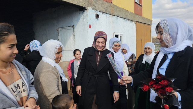 AK Parti heyeti Çınar'da Kadınlar Gününü kutladı