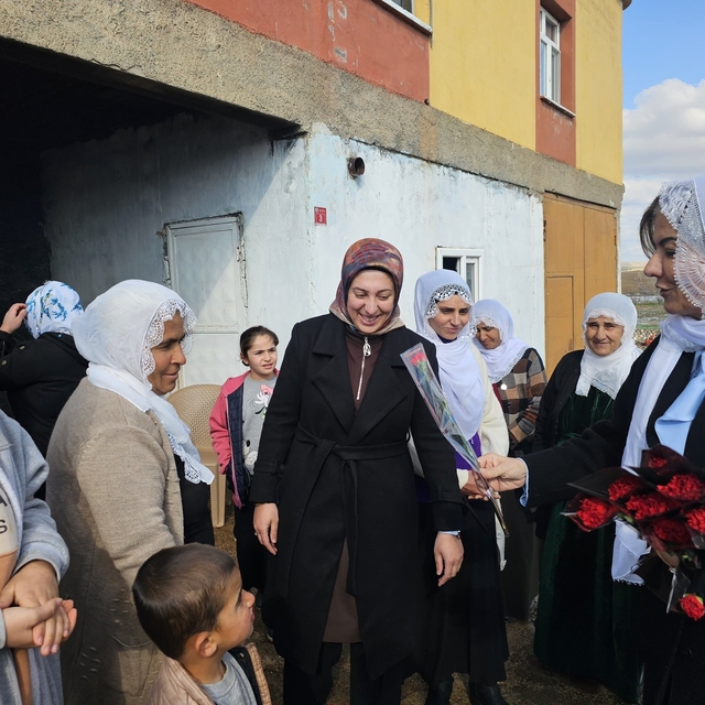AK Parti heyeti Çınar'da Kadınlar Gününü kutladı