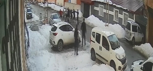 Kars'ta silahlı sopalı kavga güvenlik kamerasında: 2 yaralı