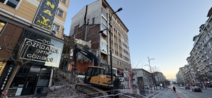 Yıkım sırasında yandaki binanın taşıyıcı kolonu hasar gördü; 21 daire boşaltıldı