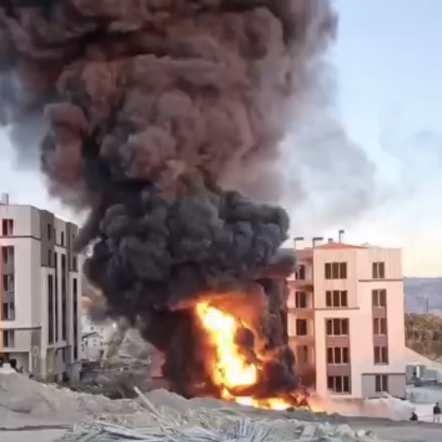 Hatay'da inşaat malzemelerinin bulunduğu alanda yangın