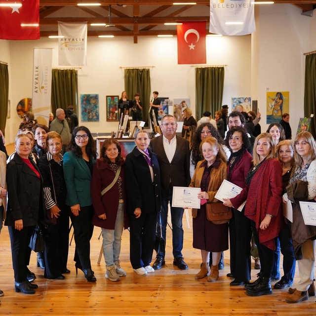 Ayvalık'ta "Kadın gözüyle bir renkte direnç" sergisi açıldı
