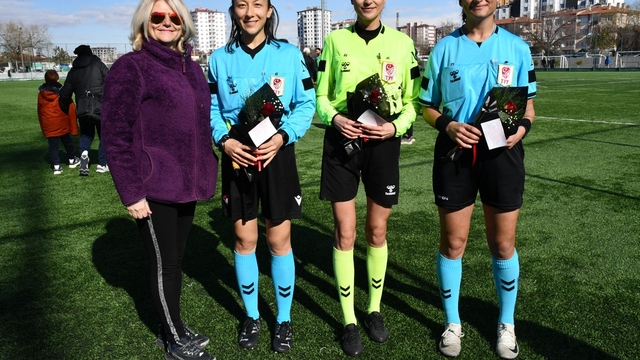 Kayseri'de kadın hakemlere 8 Mart jesti