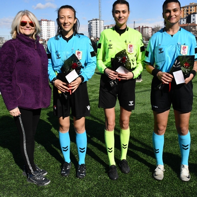 Kayseri'de kadın hakemlere 8 Mart jesti