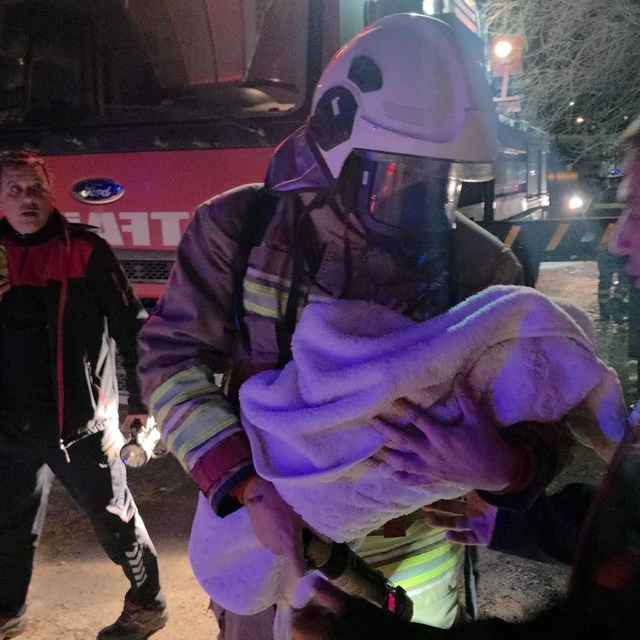 Hatay'da 5 katlı binada çıkan yangın korkuttu: 3 kişi dumandan etkilendi