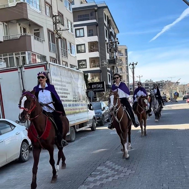 Edremit'te Kadınlar Günü'nde atlı kortej