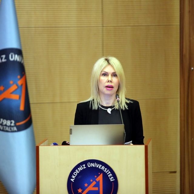 Prof. Dr. Özkan: "Kadınlarını geri bırakan toplumun ileri gitmesi imkansız"