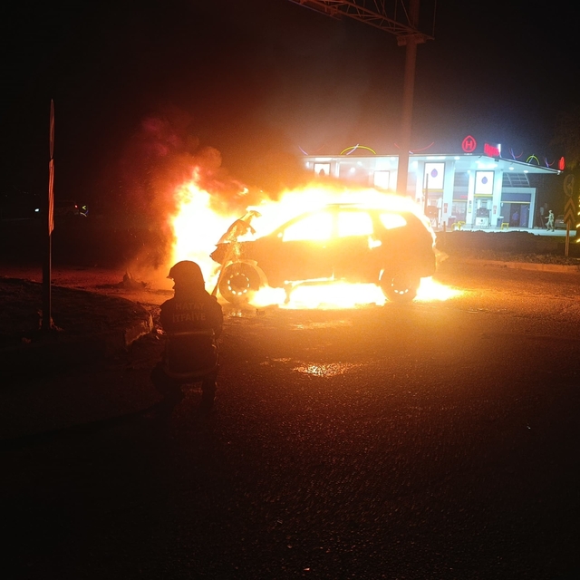 Kaza yapan araç alevlere teslim oldu