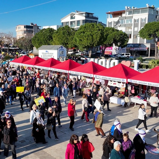 Didim'de Emekçi Kadınlar Pazarı kent meydanında açıldı
