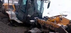 Bitlis’te köy yolunu açmaya giden iş makinesi çamura saplandı