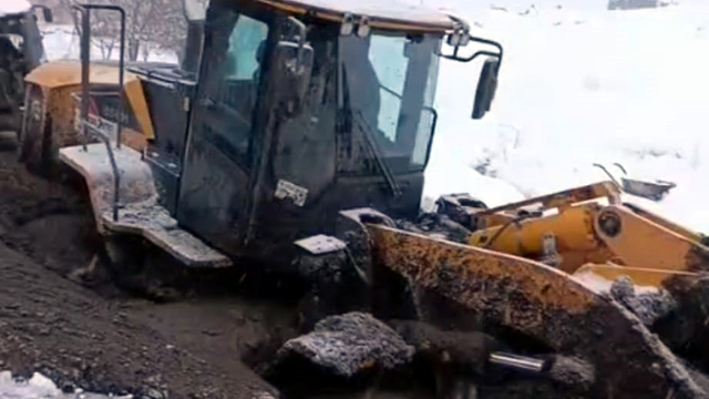 Bitlis'te köy yolunu açmaya giden iş makinesi çamura saplandı