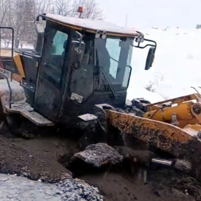 Bitlis'te köy yolunu açmaya giden iş makinesi çamura saplandı