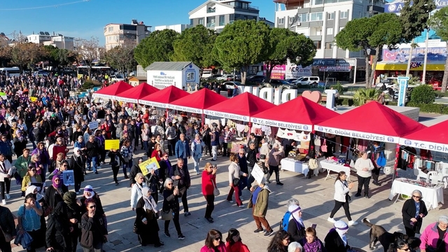 Didim'de Emekçi Kadınlar Pazarı kent meydanında açıldı